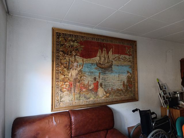 Tapiz con marco dorado