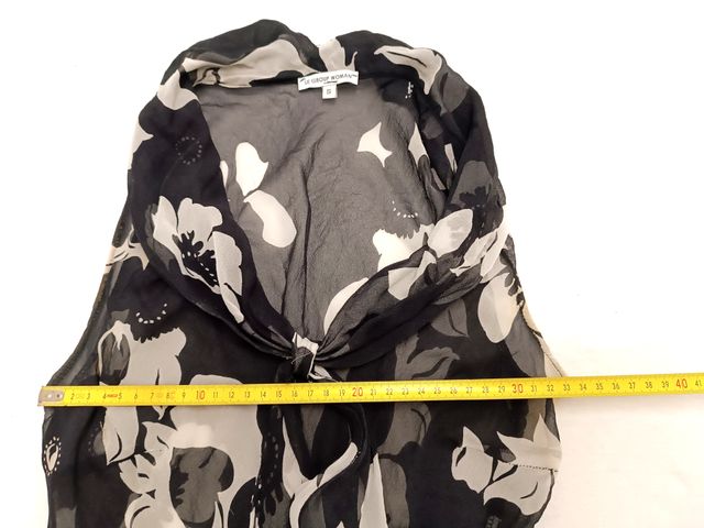 Top donna in seta, design floreale, bianco e nero