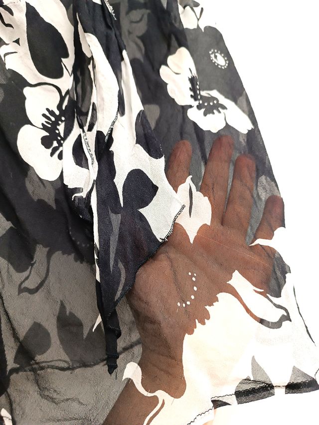 Top donna in seta, design floreale, bianco e nero