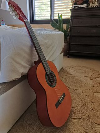 Guitarra niño, afinador y funda nuevas.