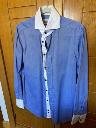 Camisa alta calidad de cuello y puños blancos