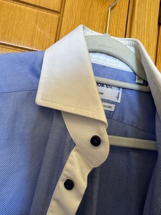 Camisa alta calidad de cuello y puños blancos