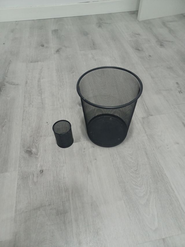 Papelera y lapicero