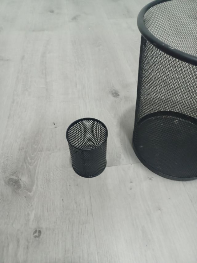 Papelera y lapicero