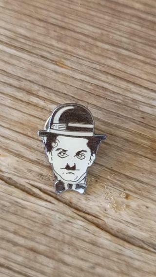 Insignia pin de chaplin