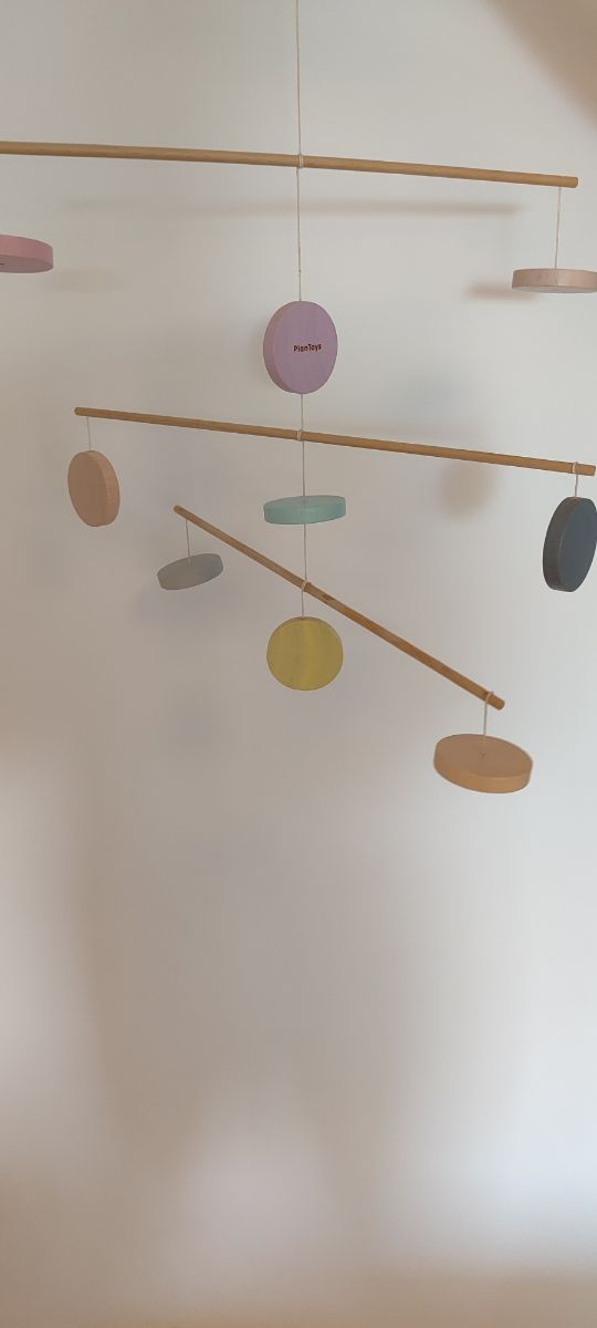 Mobil de madera infantil colores pastel