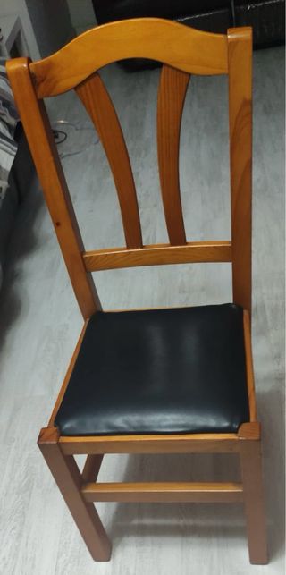 Mesa de pino y sillas