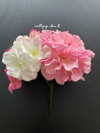 Pendientes y ramillete flores flamenca rosa blanco