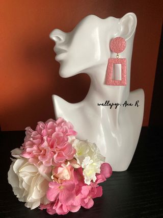 Pendientes y ramillete flores flamenca rosa blanco