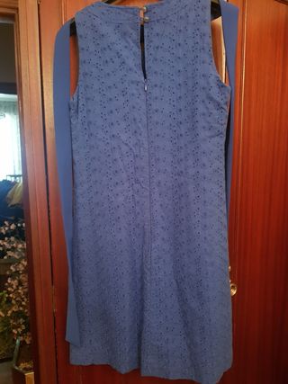 Precioso vestido bordado en azul añil talla38,