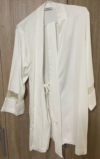 Bata kimono satinada con motivos de encaje