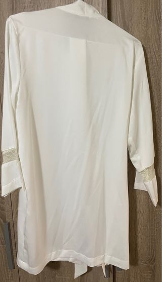 Bata kimono satinada con motivos de encaje