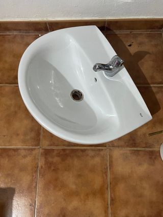 lavabo de pie con grifo