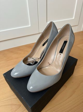 Zapatos de charol con tacón de Zara