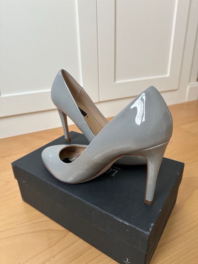 Zapatos de charol con tacón de Zara