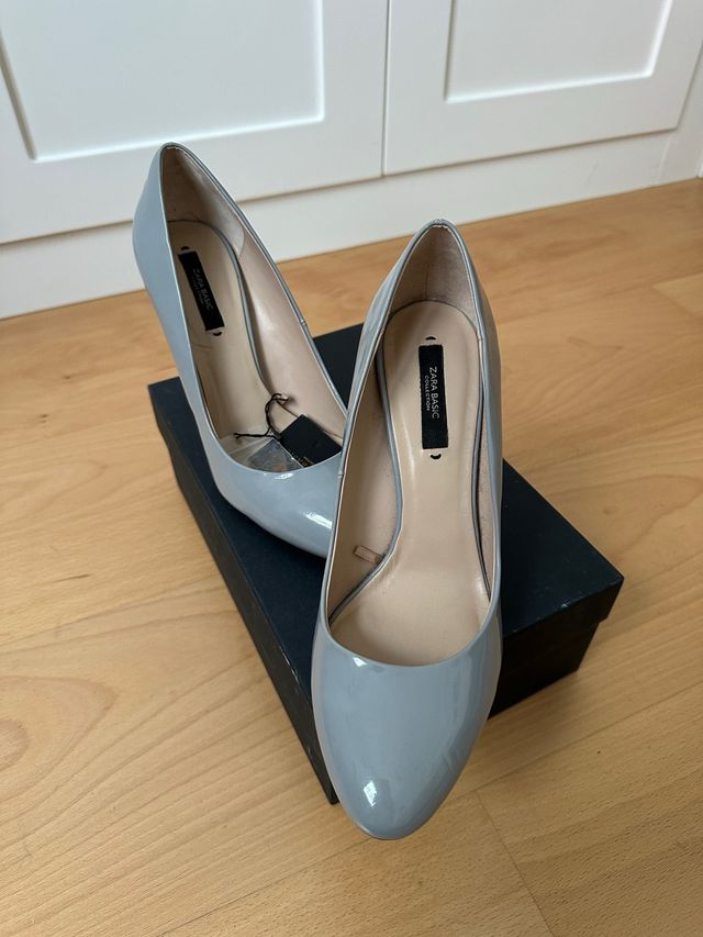 Zapatos de charol con tacón de Zara