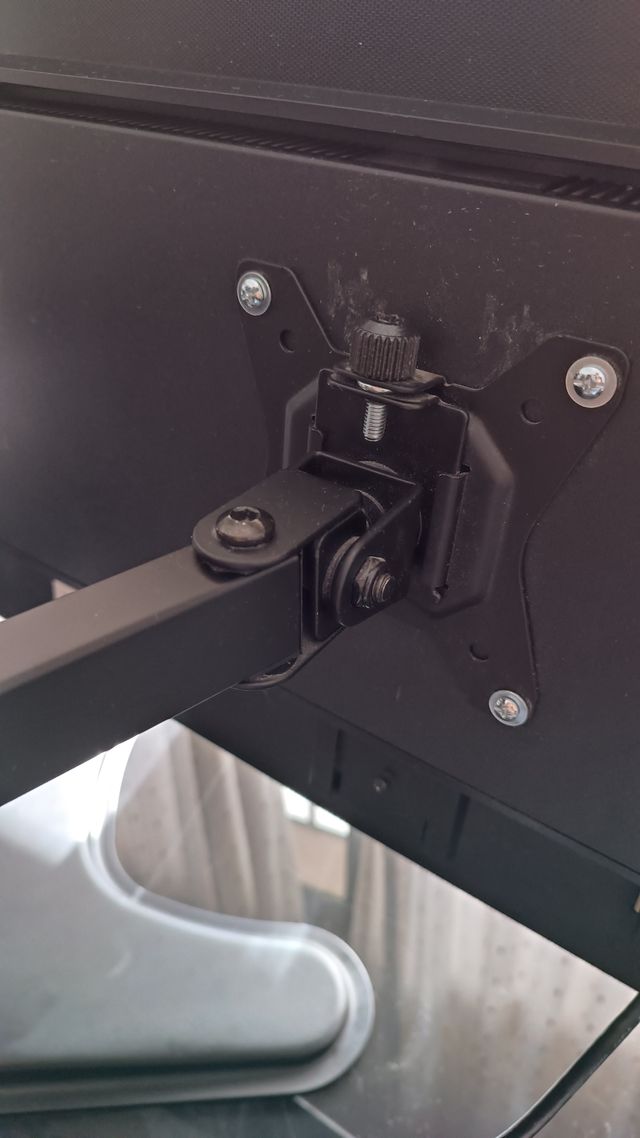 Monitores 24'', soporte y base de trabajo remoto