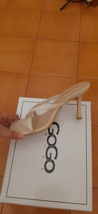 Scarpe beige con tacco sottile