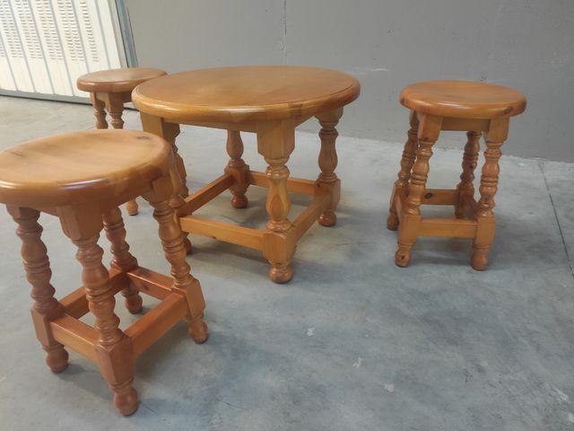 Mesa y banquetas de madera 