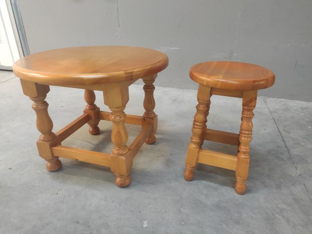 Mesa y banquetas de madera 