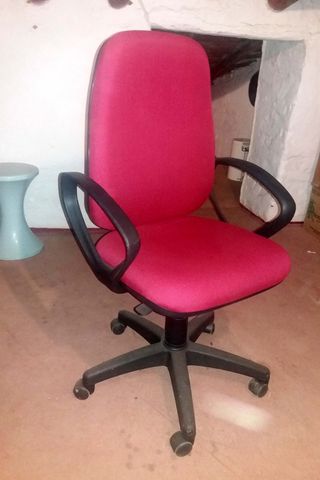 Silla de oficina roja de brazos y gas