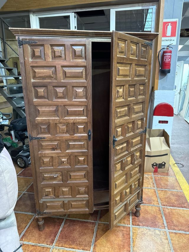 Armario antiguo de curas