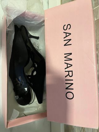 Salones de tacón descubiertos de raso negro