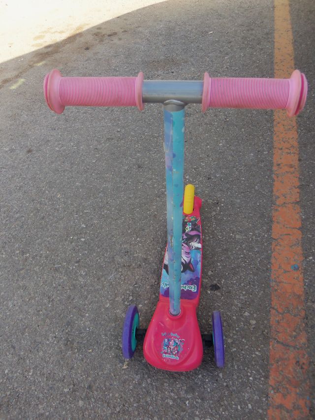 Patinete Enchantimals de 3 ruedas y manillar fijo.
