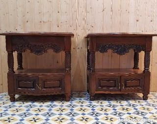 PAREJA DE MESILLAS TALLADAS EN MADERA DE NOGAL