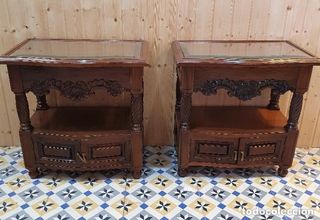 PAREJA DE MESILLAS TALLADAS EN MADERA DE NOGAL