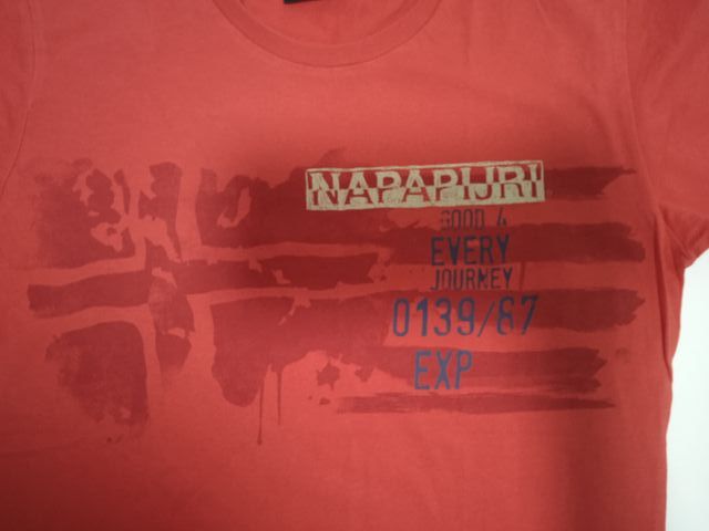 Camiseta Napapijri niño. Talla 12