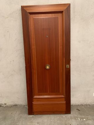 1 puerta maciza de entrada a piso