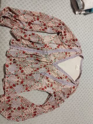Pantalón, camisa.