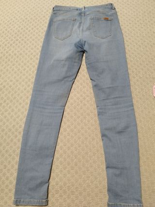 Pantalón, camisa.