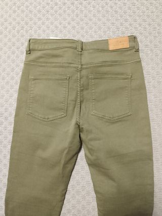 Pantalón, camisa.