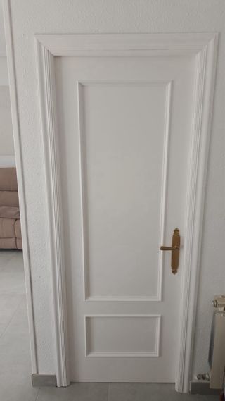 puertas recien lacadas en blanco