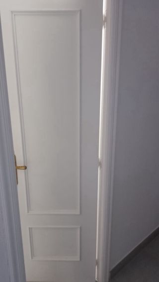 puertas recien lacadas en blanco