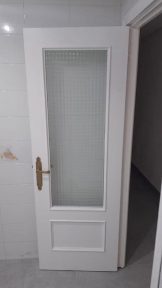 puertas recien lacadas en blanco