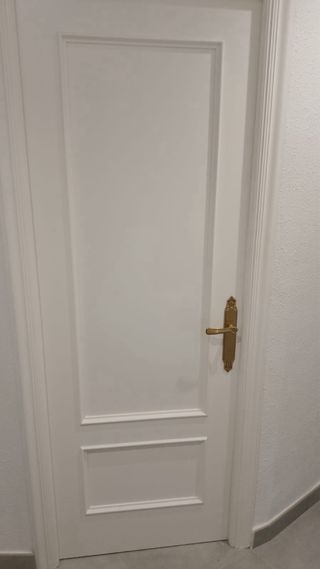 puertas recien lacadas en blanco