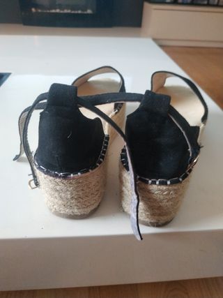 Sandalias esparto atadas al tobillo.