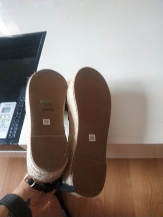 Sandalias esparto atadas al tobillo.