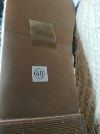 Sandalias esparto atadas al tobillo.