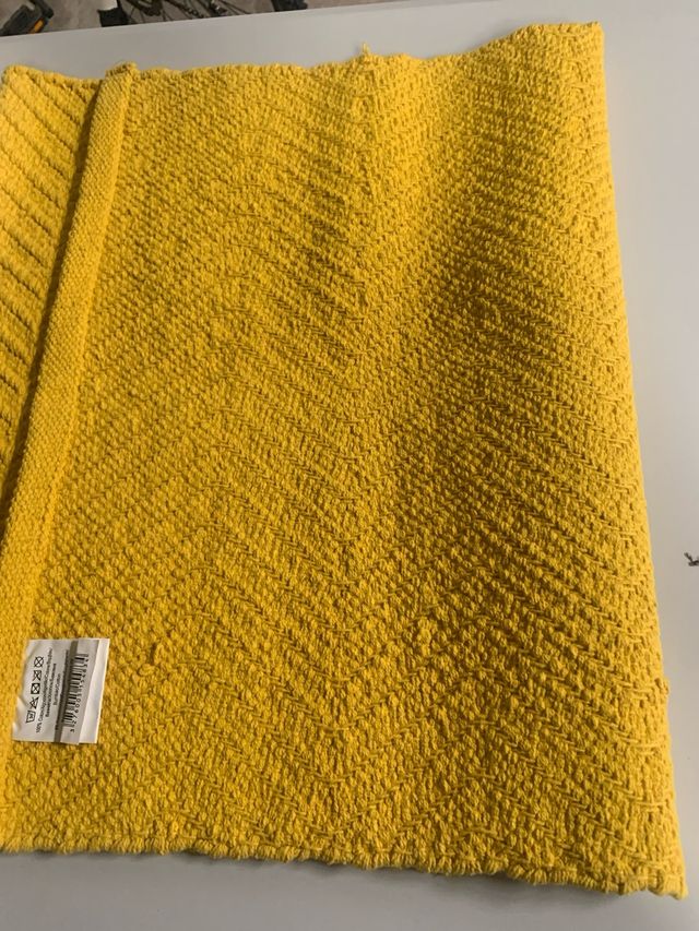 Alfombra pequeña amarilla