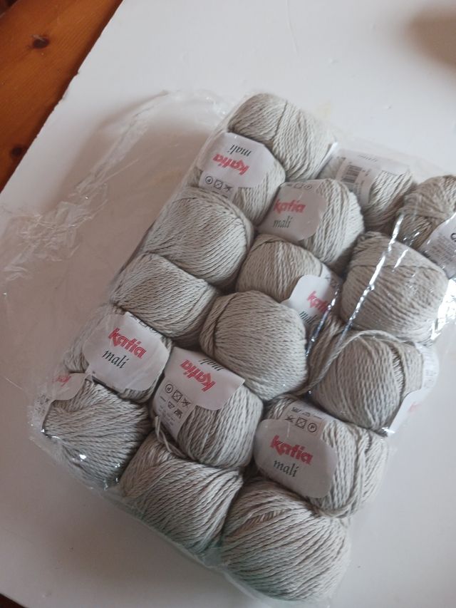 Lote 17 ovillos Mali de Katia gris claro