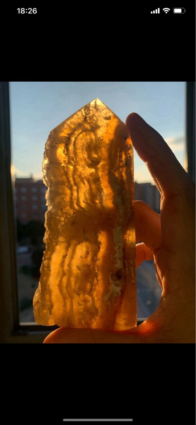 Torre semipulida de fluorita amarilla