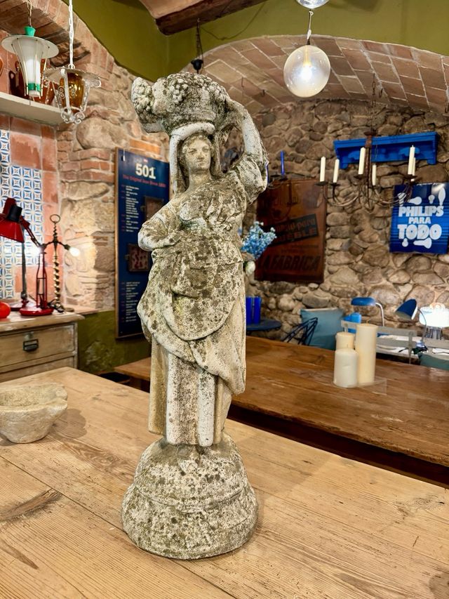 Escultura vintage de piedra. Años 70