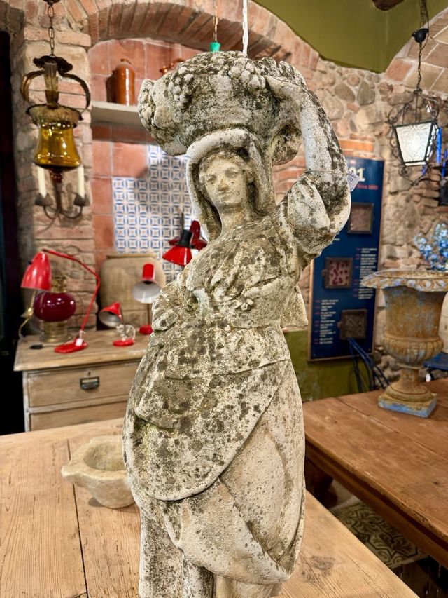 Escultura vintage de piedra. Años 70