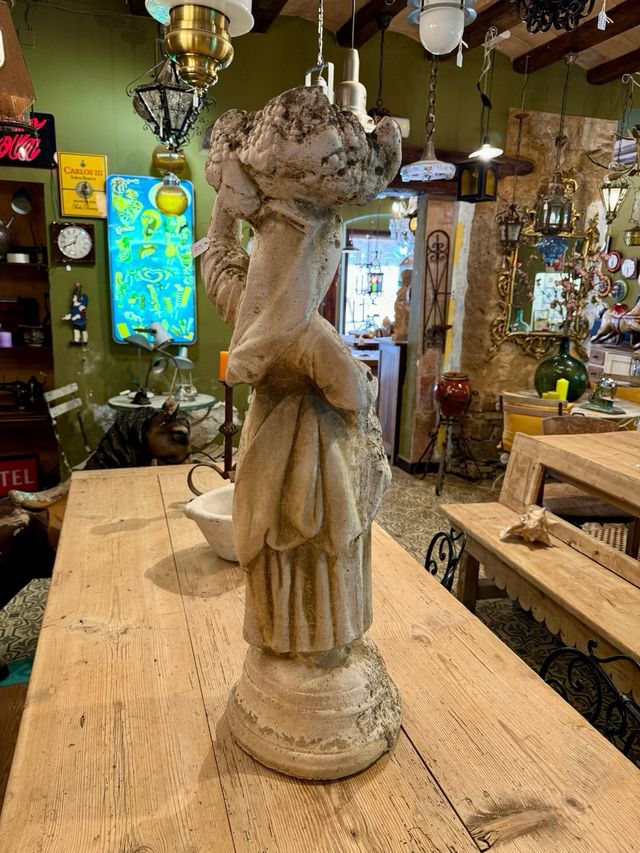 Escultura vintage de piedra. Años 70