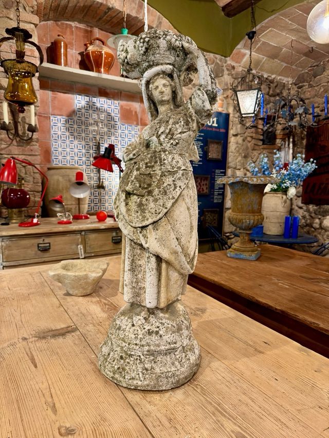 Escultura vintage de piedra. Años 70