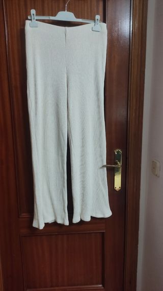 Pantalón de canalé beis de Zara